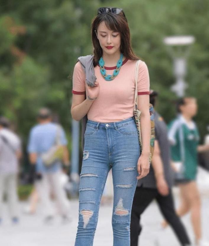 牛仔裤 小姐姐穿着“狗啃牛仔裤”上街,成为街上的“飒”姐