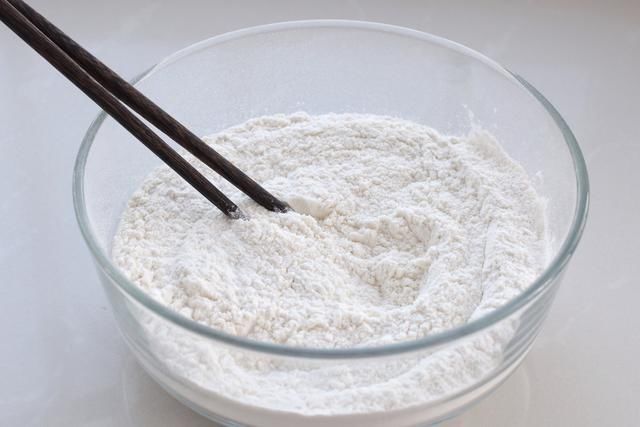 开学后孩子早餐别发愁，两分钟烙一张的营养鸡蛋饼，双手无需沾面