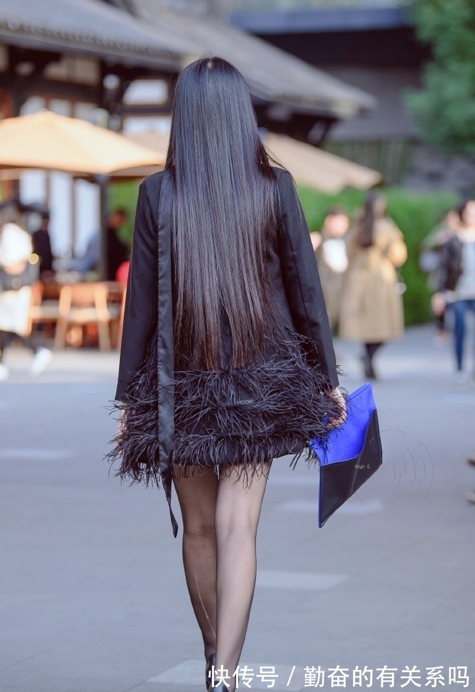 小姐姐|街拍:背影杀手?小姐姐的一身黑色搭配不仅显瘦还魅力十足