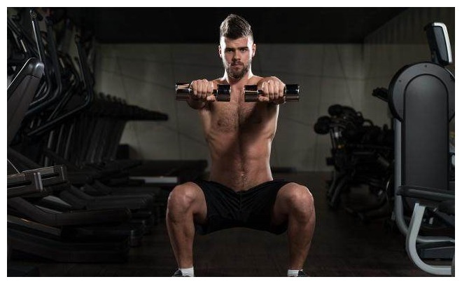 那个每天做100个深蹲的小伙子,现在3年过去了,他现在怎么样