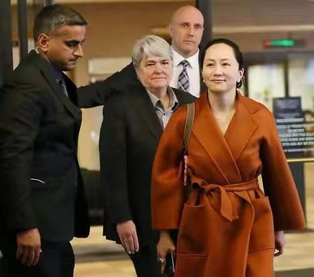 选择|孟晚舟从容出庭,穿焦糖色“浴袍”大衣知性优雅,美得高级大气