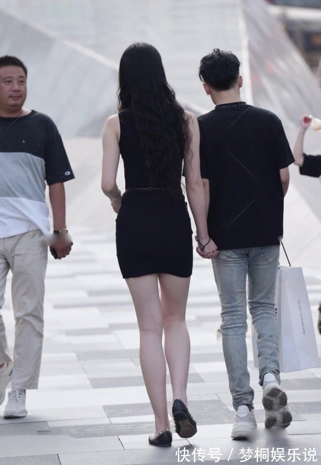 靠近|精致的妆容搭配连衣短裙，黑色系穿搭高雅有气质，一般人不敢靠近