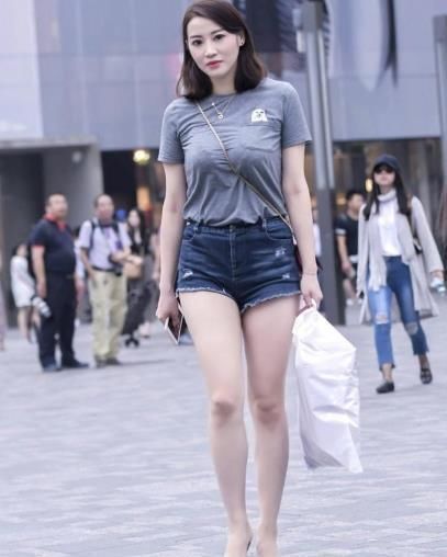 最起码|时尚街拍男人晚结婚还是好的,最起码,不悔