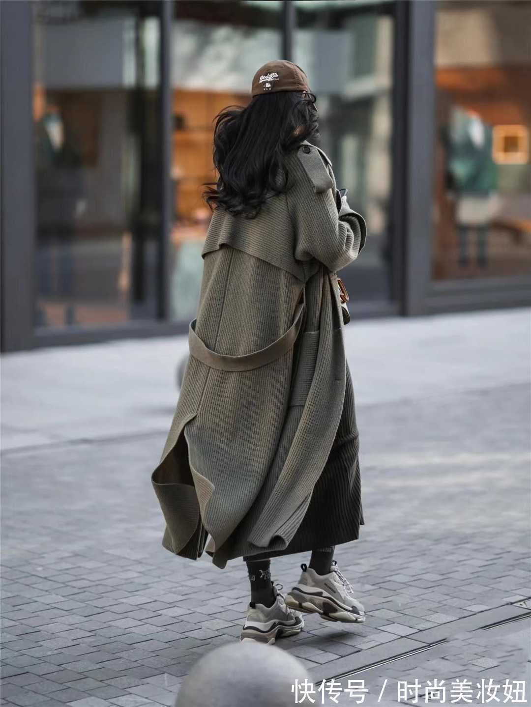 羽绒服 “长外套”到底怎么穿才高级?原来时髦精都这么穿,又飒又美