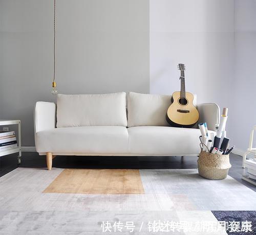 地毯|客厅万万不要摆放茶几了,聪明人都这样布置,省钱实用又省空间