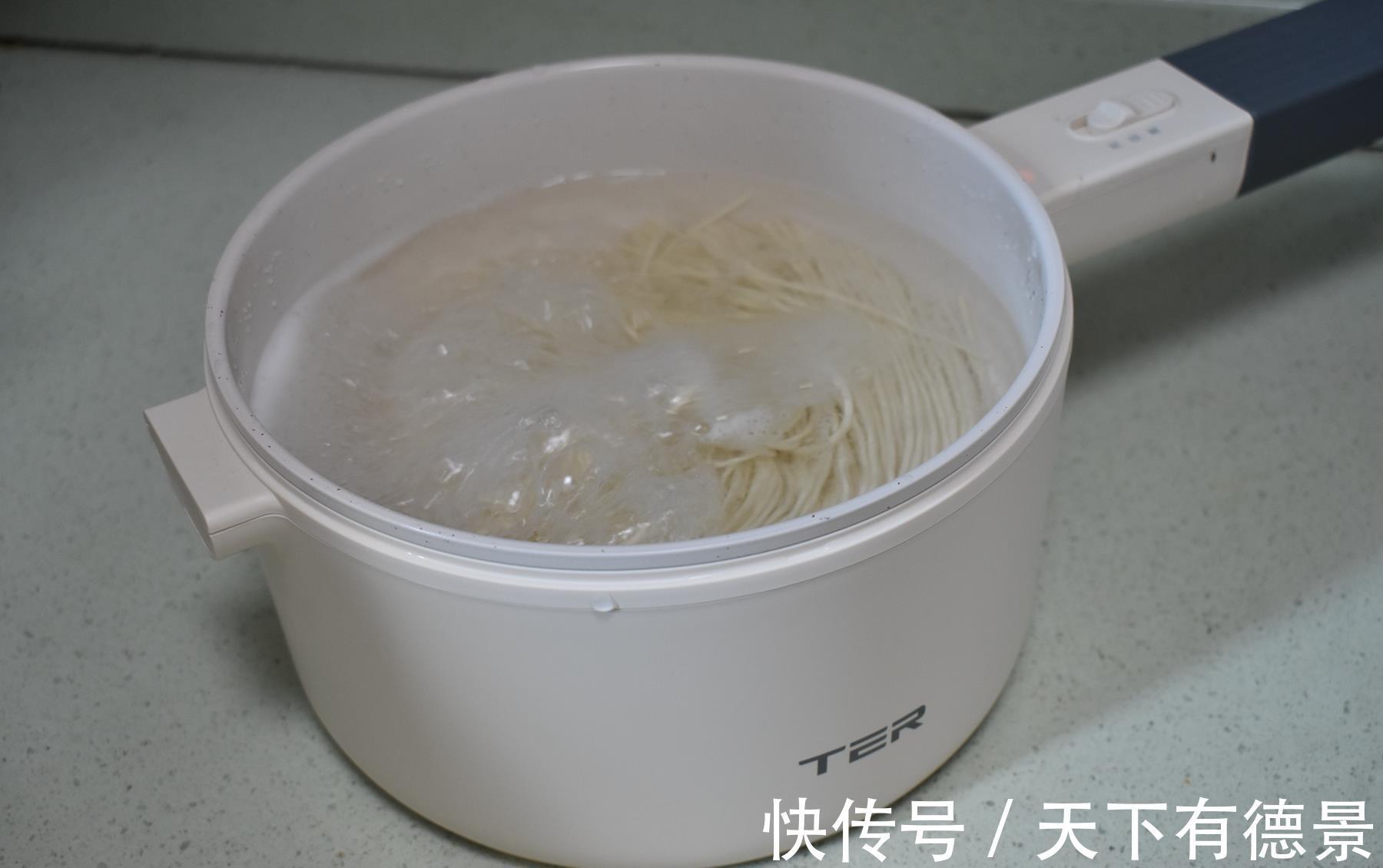 我一个人|一个人的午餐这样做简单省事,8分钟就做好,花钱少营养又美味