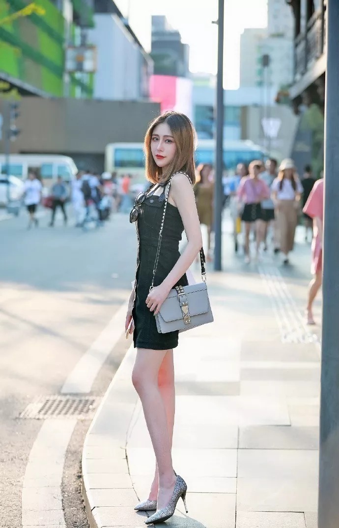 西装外套|街拍:美女搭配高跟鞋,让自己拥有女神般的魅力