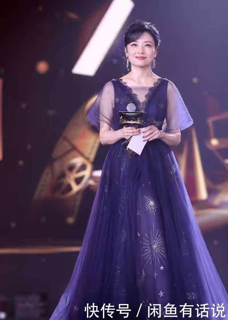 穿搭|周涛越老越洋气,穿皮草配红裙像高级贵妇,露一截手臂看不懂季节