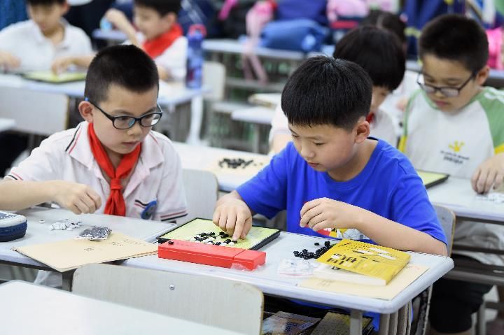 不愁放学归来早，课后操场跑一跑|追光| 周牧