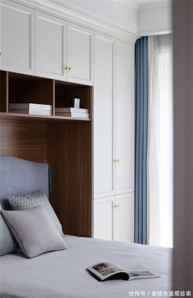 三居室|99平现代风三居室,客厅金色的应用无处不在彰显着主人的精致