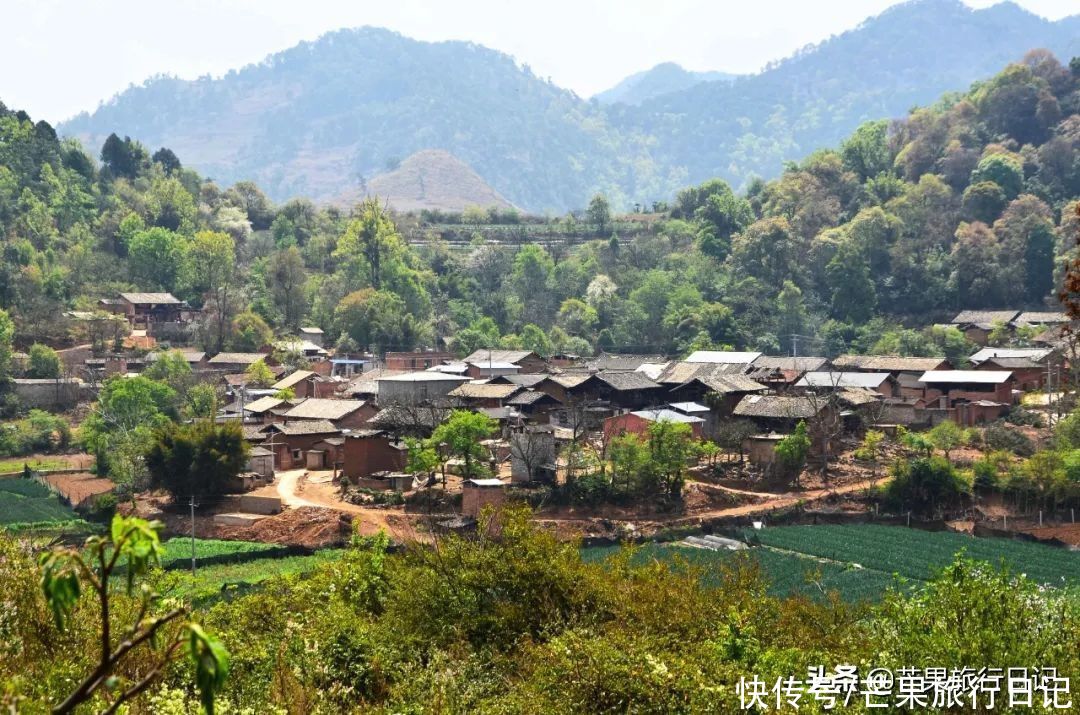 云南大山有个村庄，村民过着悠闲的生活，有些老人一辈子没出过山