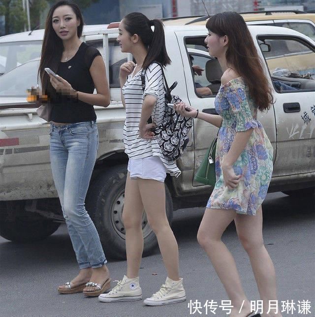 时尚街拍三位青春靓丽小姐姐,有颜值有身材,穿衣搭配各有风格