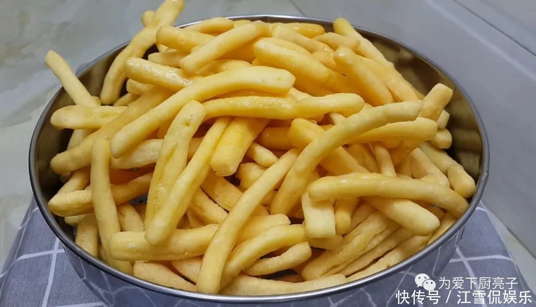  香甜|4个鸡蛋，1碗面，锅里炒一炒，又香又软又香甜，比沙琪玛还好吃！