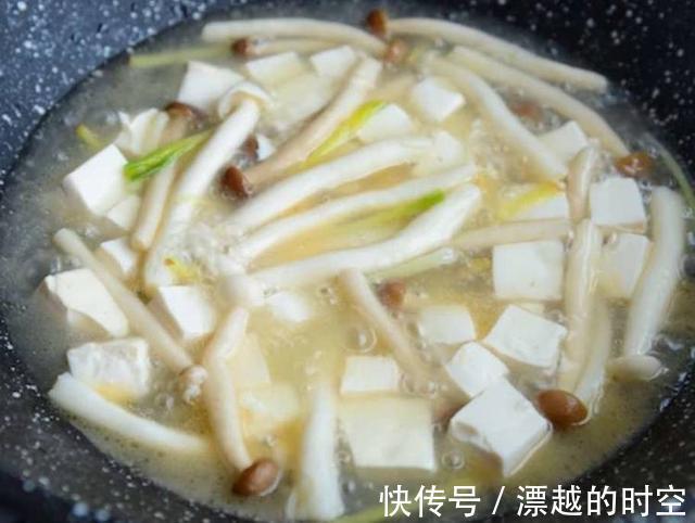 虾仁菌菇豆腐这三样食材在一起，打造一锅鲜香味美的海鲜汤