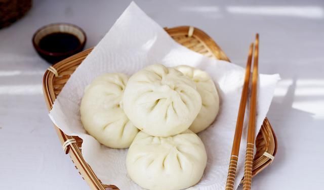 做包子时,切记不要只加酵母,上加这2样,包子白、软、香、甜