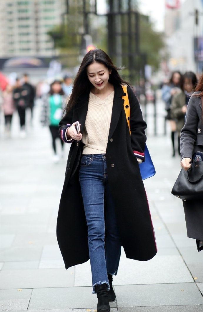 街拍:亭亭玉立的美女,一件蓝色的连体长裤,尽显完美好身材