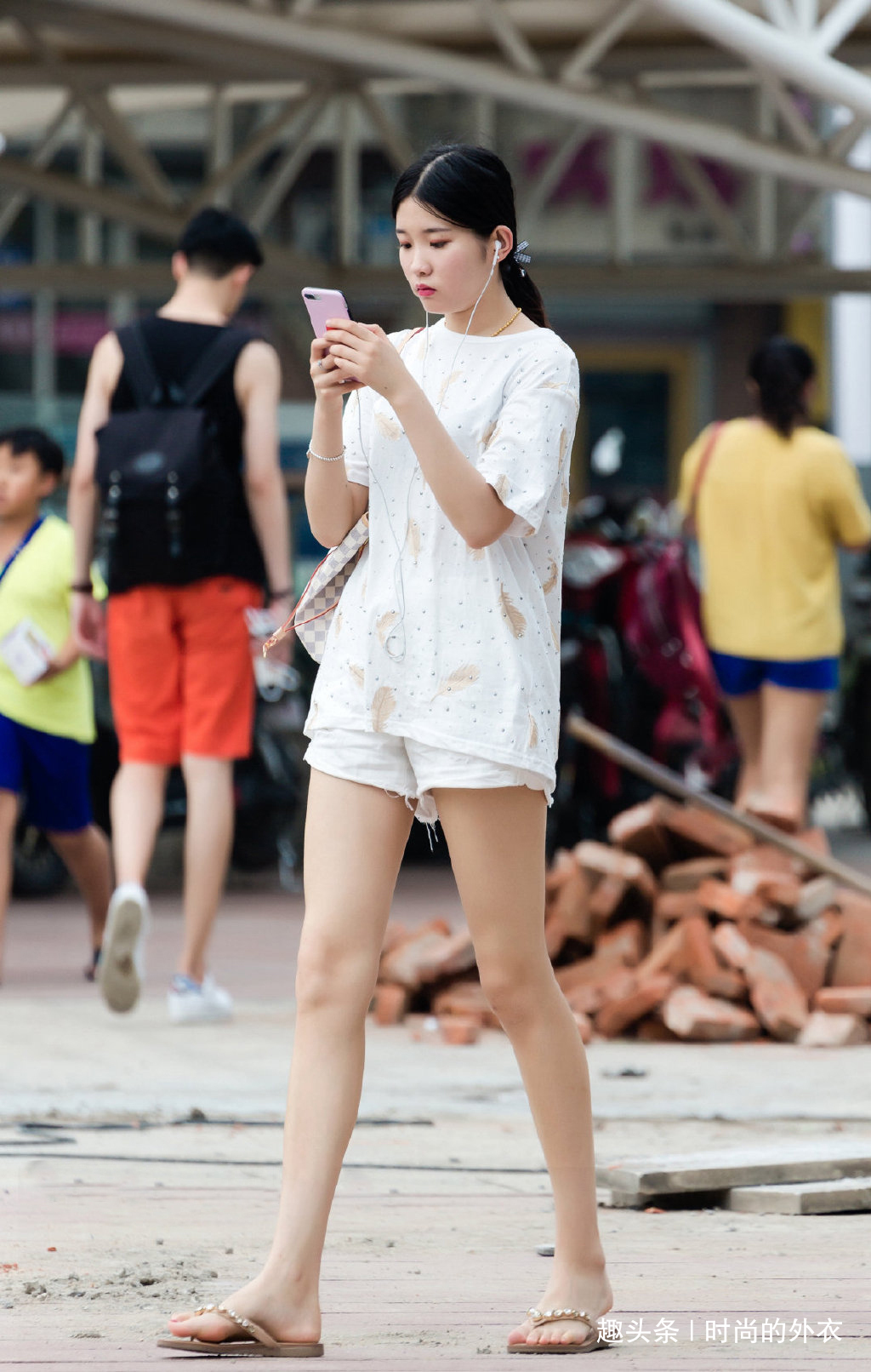 简约|还是年轻女生会穿,短裤搭配羽毛印花T恤,简约洋气又清凉