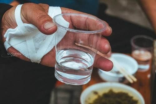  一大早就喝白酒吃火锅，湖北荆州人的生活“有点彪”，令人惊奇