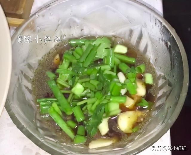 看看松花蛋怎么调，调料汁是关键，简单省事，一道美味下酒菜！