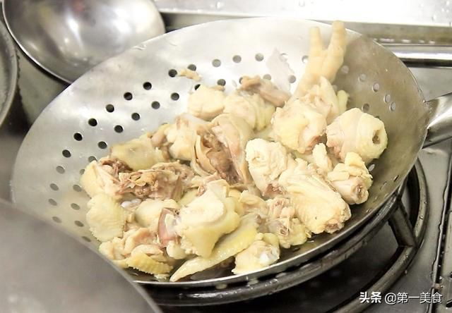 厨师长|鸡肉和茶树菇这样一起炖，鲜到骨子里，厨师长分享地道农家做法