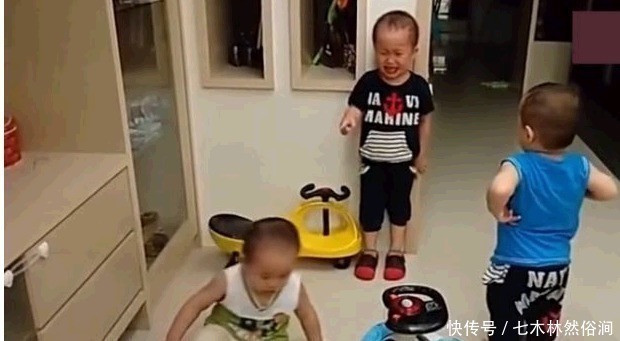 罚站|大宝哥哥被罚站,2个双胞胎弟弟的反应,妈妈在卧室看到偷笑