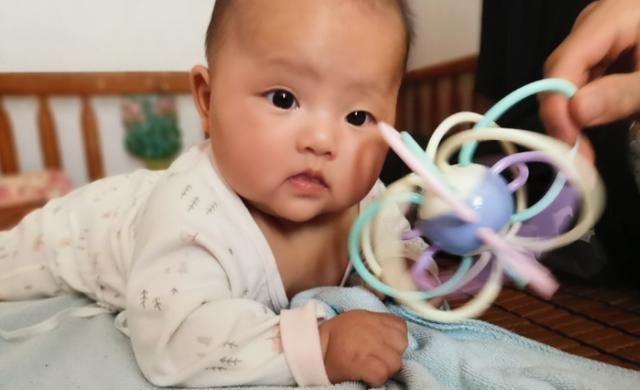 家长|宝宝“先爬后走”与“不爬就走”,这3大差距太明显,家长别大意