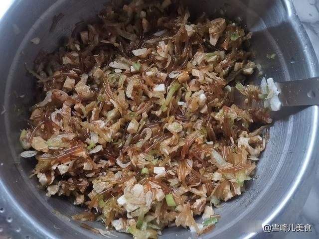 10月蒸包子，韭菜芹菜靠边站，这菜好吃又营养，比肉馅包子都香