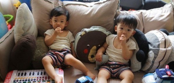 双胞胎|双胞胎兄弟一帅一丑,爸爸怀疑不是亲生,鉴定结果出来全家人尴尬