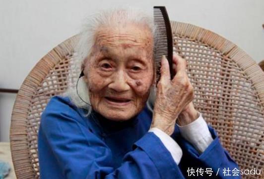 身体|年纪大了有“老年臭”多半离不开3个原因,45岁以后别忽视