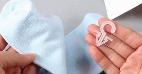 原来袜子上的挂钩还有这个妙用 扔掉吃亏!