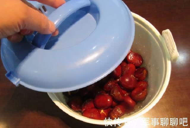 板栗|板栗壳难剥?丢盐水里泡一泡,5分钟就脱壳,栗黄不碎,指甲不疼