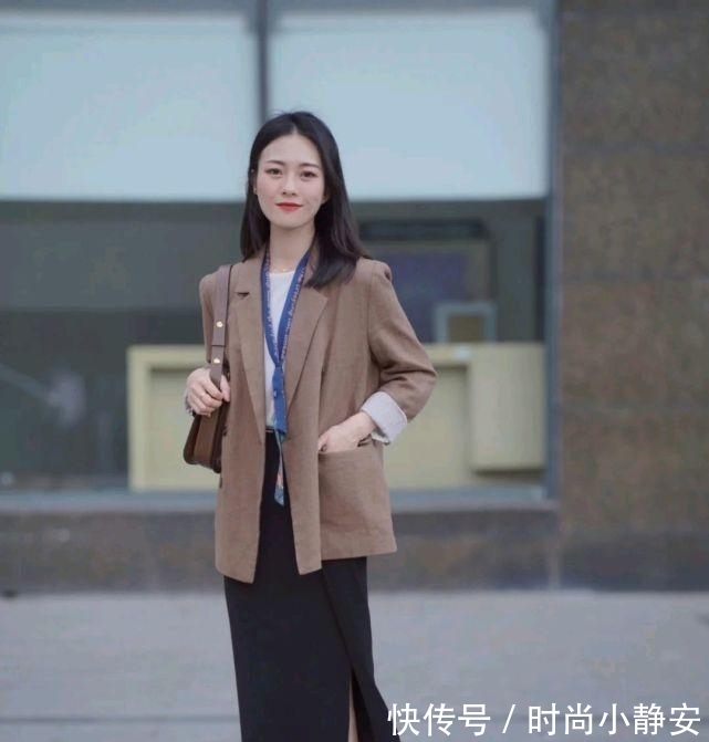 优雅 成熟女人的早秋穿搭如何搭配？可以选择简约款，呈现出优雅大方