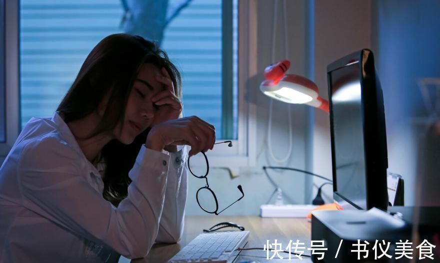 慢性疾病|失眠原来还能这样治?医生:坚持吃一种“零食”,晚上睡得香