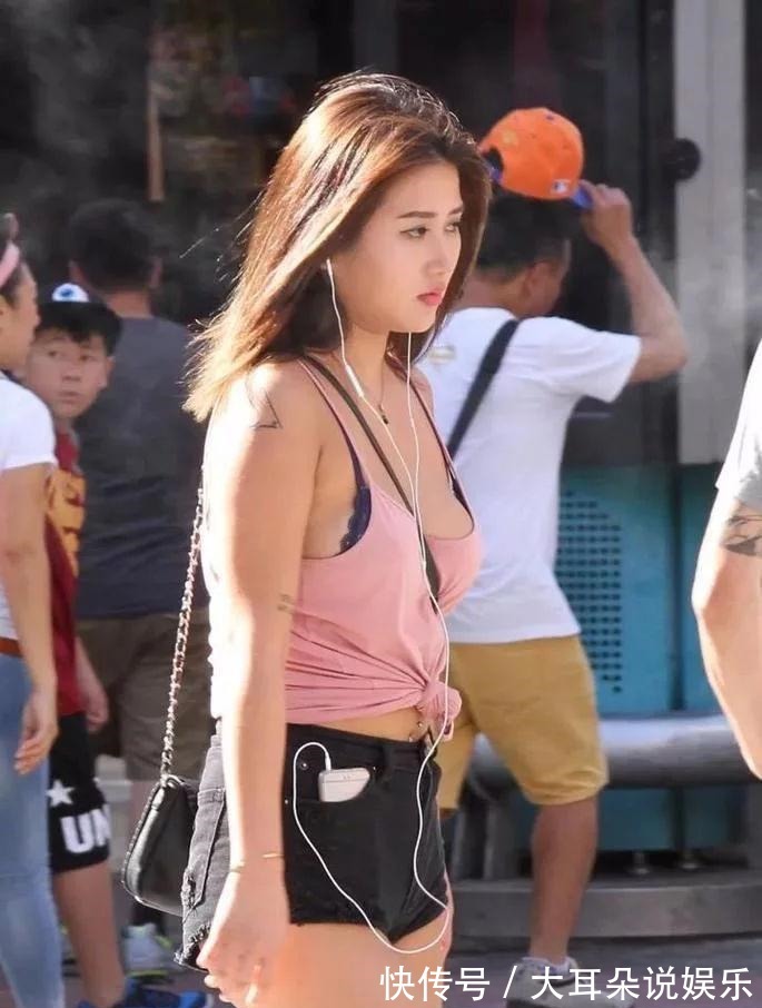 牛仔短裤|微胖的小姐姐身穿牛仔短裤大秀小粗腿, 肥而不腻!