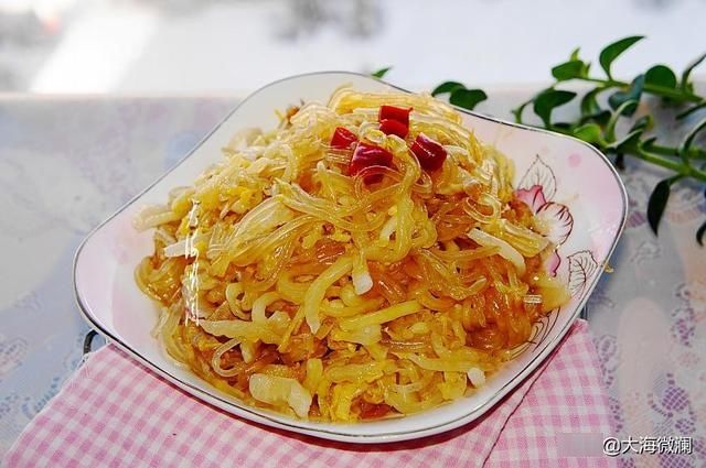 入冬后，家人就馋这菜，简单一炒，酸爽开胃，解酒解腻，贼拉香