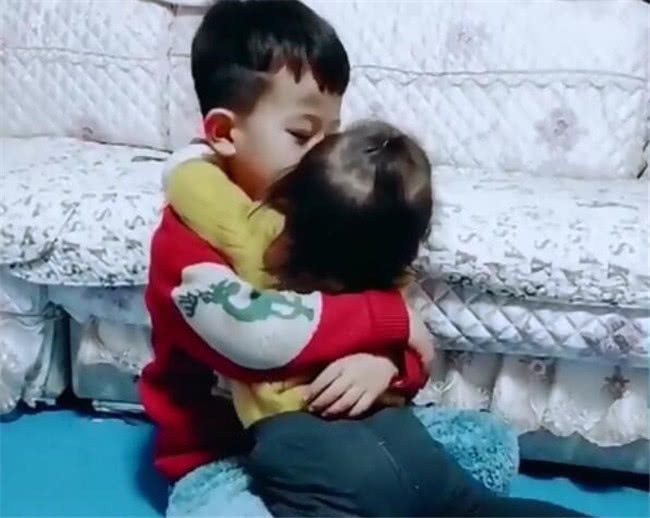 妹妹|妹妹犯错躲到哥哥怀里,哥哥的话让妈妈感动,网友:别人家的哥哥
