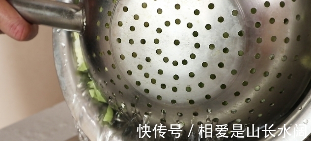 瘦肉|包菜炒粉条的家常做法,学会一个小技巧,不粘锅味道还特别香