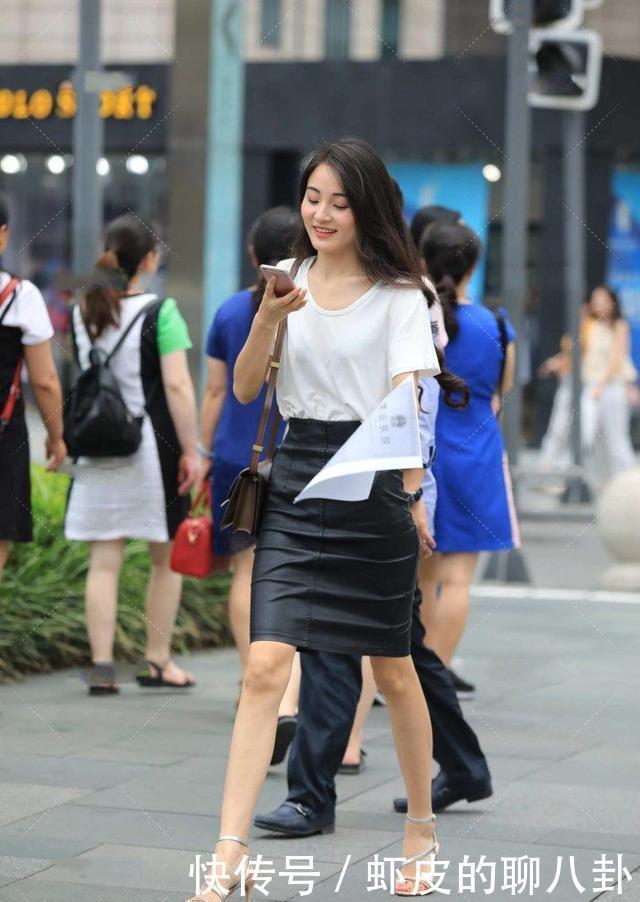 街头美女的职业造型,修身短袖+皮质短裙,穿出婀娜身姿
