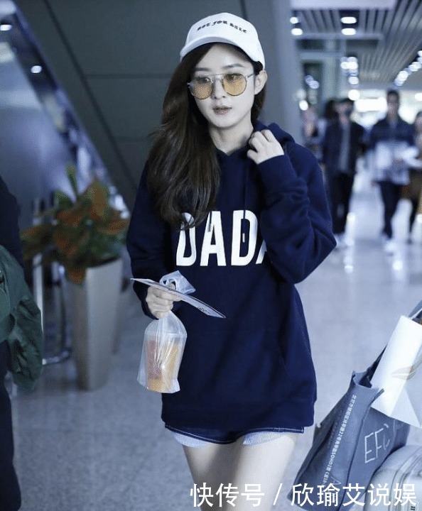 穿搭|赵丽颖的漫画腿又细又直，玩“下装失踪”挺占便宜，看着就有美感