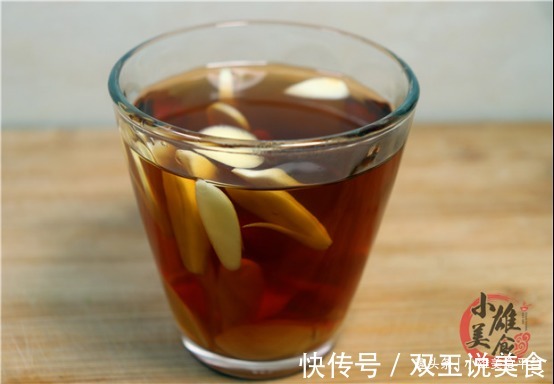 冰糖和大蒜一起泡水喝,好多人不懂有啥用,我也是才知道,太厉害