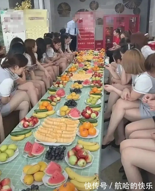 |搞笑GIF：小哥厉害了啊，你这是在给别人理发呢，还是在做饭呢