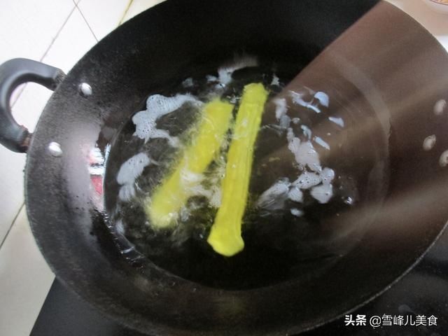 炸油条不用泡打粉，2步炸出大泡油条，酥脆好吃真简单，值得收藏