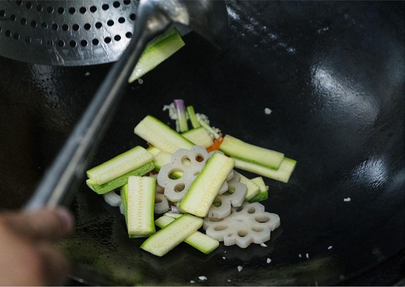 腌牛肉|牛肉又老又硬，因为你只会加生粉，大厨一招就把牛肉变得又嫩又滑