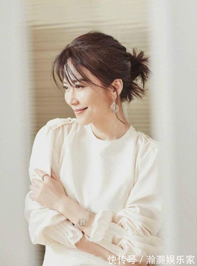 发型 女人过了50岁尽量别留长发、烫卷发!推荐明星这些发型,真洋气