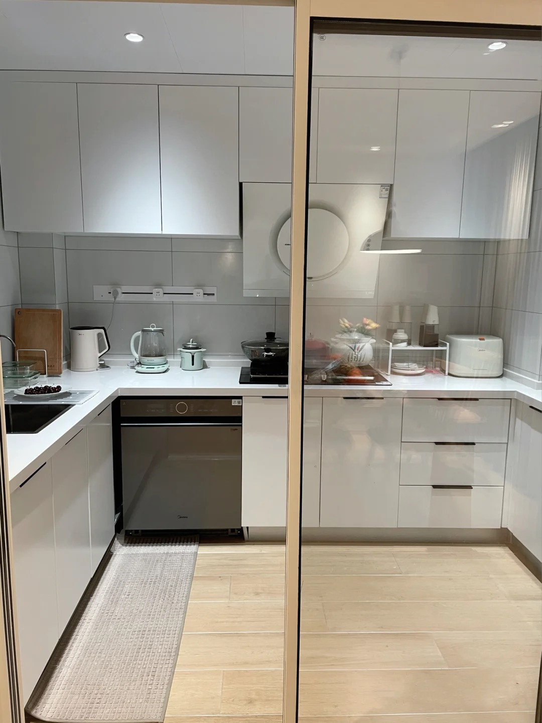 客厅|再买房,就照她家这样装,全屋大白墙、无主灯,干净利落,好舒服