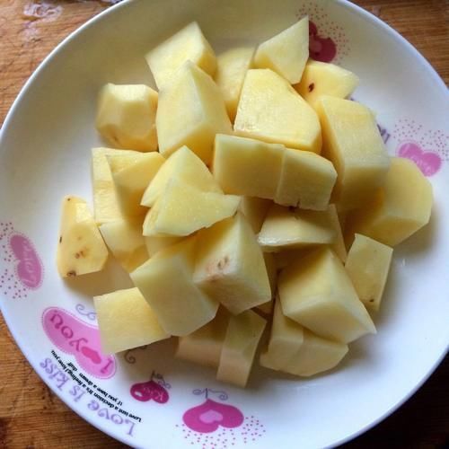 小窍门|土豆炖牛肉时，牢记两个小窍门，牛肉软烂，土豆可口