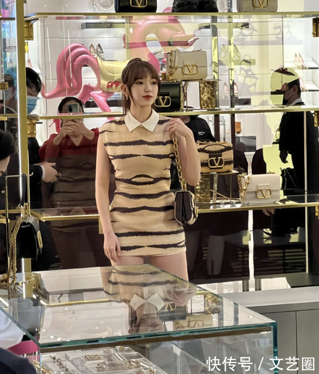 小蛮腰|程潇生图曝光,身材纤细建模脸名不虚传,新发型令人眼前一亮