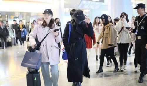 周涛才是50岁女人的穿搭教科书，黑大衣用基础配色法，优雅时髦