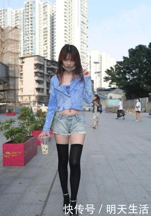 穿搭|黑丝搭配热裤,小姐姐的穿搭真是太性感了,让人眼前一亮!