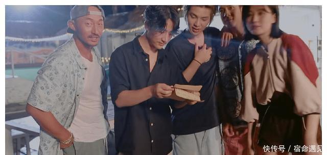 黄轩当店长的综艺，节目形式像《中餐厅》，首期嘉宾王一博变话痨